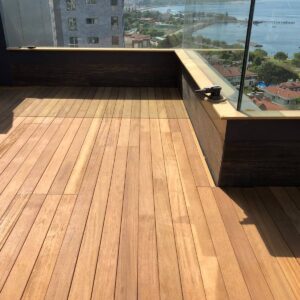 Balkon zeminine iroko deck uygulaması yapılmıştır.