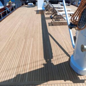 Güverte kaplaması Birmanya teak deck ile yapılır.